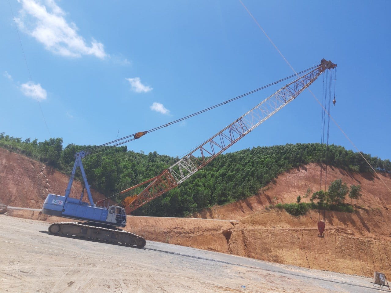 cho-thue-xe-cau-banh-xich-tai-an-giang